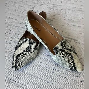 QUPID Snake Skin Flats NWT Size 6.5
